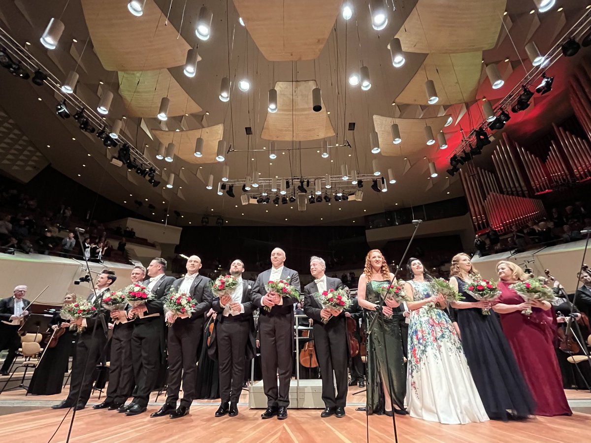 Haunted house: ovations for Poznań’s Teatr Wielki ⁦@operapoznan⁩ after Moniuszko’s Straszny Dwór at the Berlin Philharmonie.