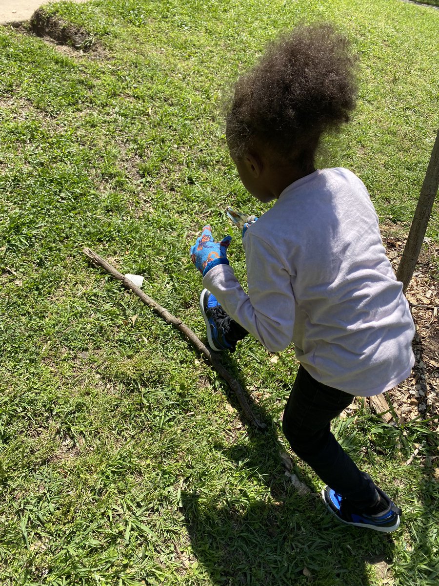 Today was a whirlwind of excitement as our kinder students jumped into Earth Day action! They raced to beautify our campus by picking up pollution, and huge kudos to the Blue team for collecting the most from our playground. 🏆♻️ #EarthDay #EnvironmentalHeroes @APSBoydES