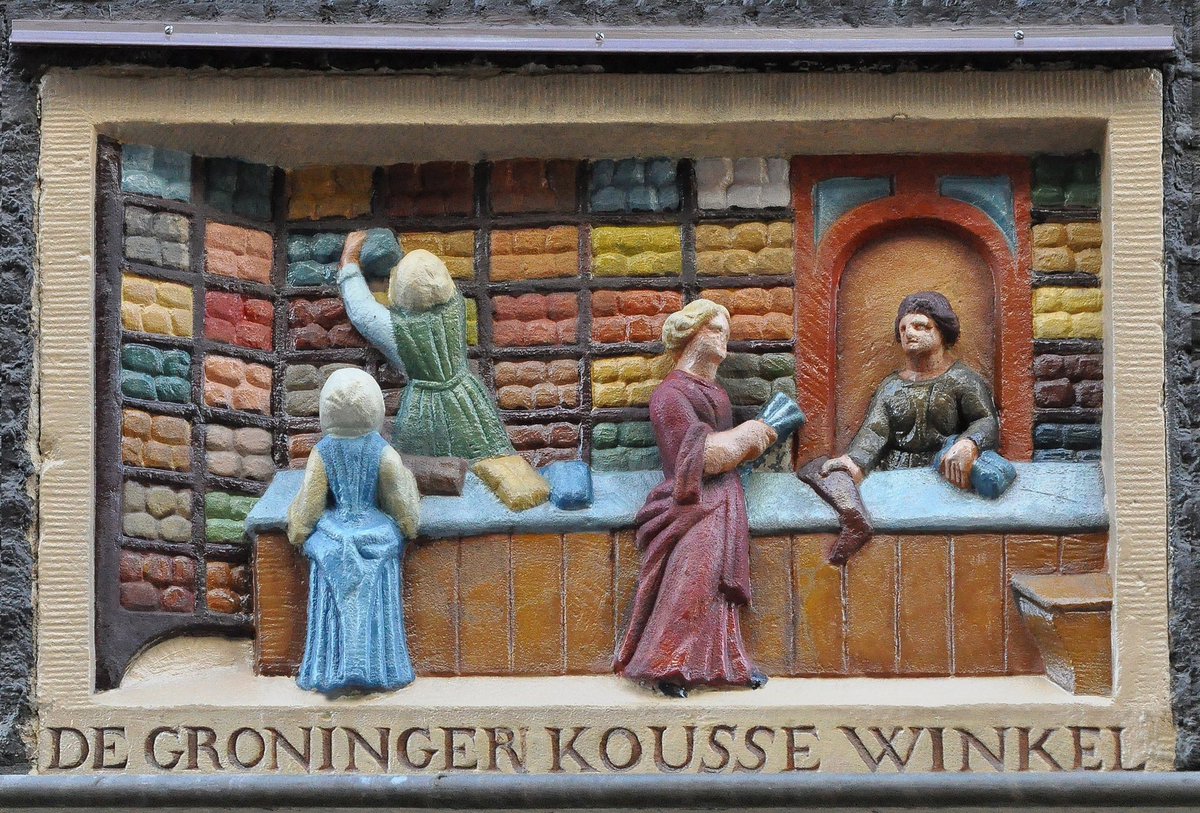 gevelstenen020's tweet photo. nog even #collectievissen naar #textiel
Een #gevelsteen met het interieur van een 17de-eeuwse kousenwinkel.
Twee verkopers achter de toonbank helpen de klanten die in de winkel zijn.
https://t.co/BJnndVpOwu https://t.co/UvcgJQb7iF