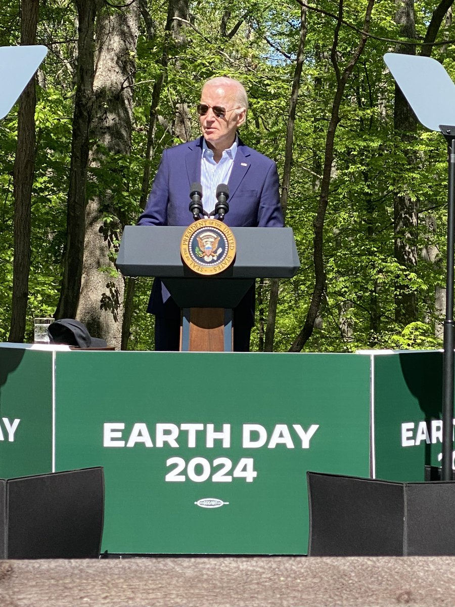 It was great to join @potus at Prince William Forest Park today to celebrate #EarthDay and announce the new American Climate Corps initiative! $7 billion in grants through the Solar for All program will expand access to affordable solar energy right here in Virginia. 💪🌎