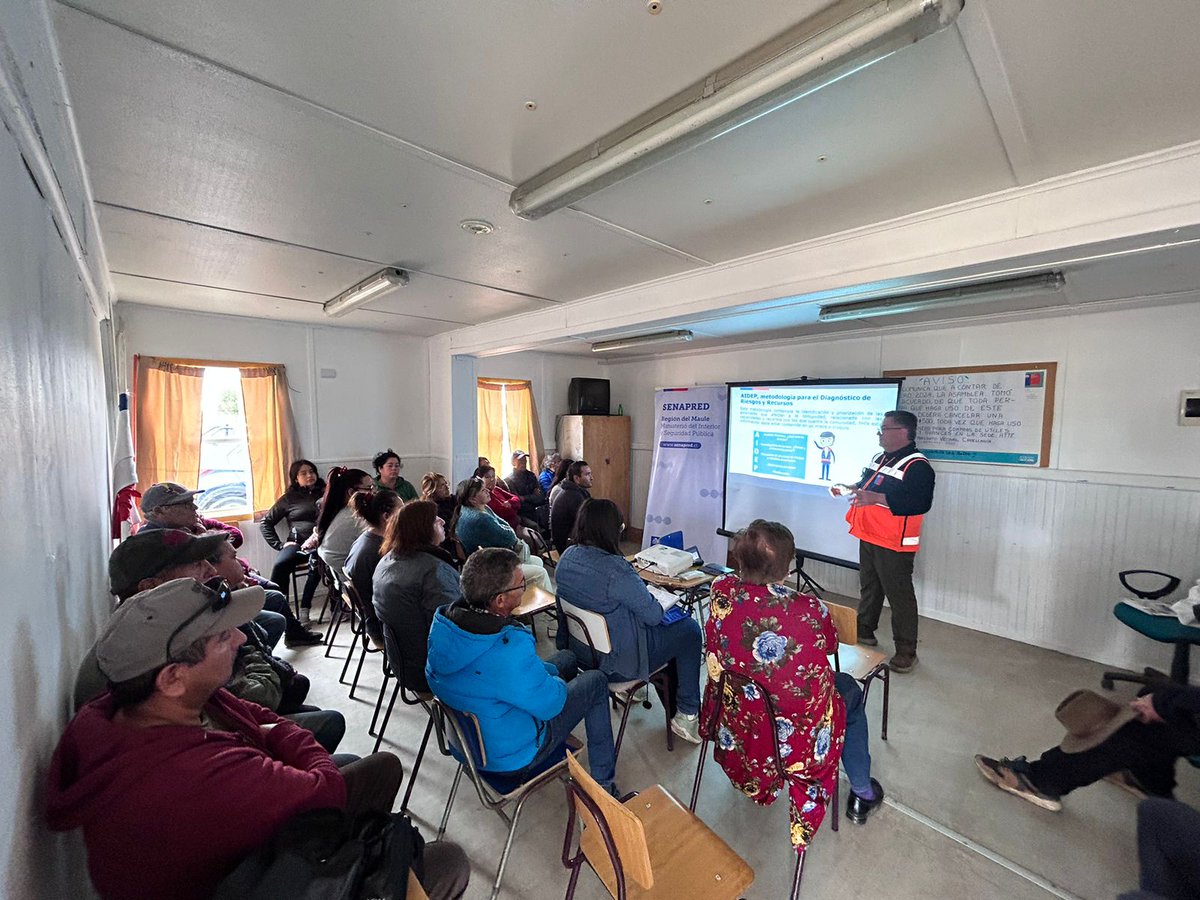 Senapred's tweet photo. #SENAPREDMaule realiza talleres de Microzonificación de Riesgos y Recursos en las localidades rurales de #Molco y #Capellanía ubicadas en la comuna de #Cauquenes. Junto al equipo comunal de #GRD se trabaja la metodología para la elaboración de planes comunitarios de #emergencia. https://t.co/b8ntwr5wCe
