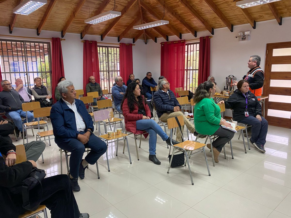 Senapred's tweet photo. #SENAPREDMaule realiza talleres de Microzonificación de Riesgos y Recursos en las localidades rurales de #Molco y #Capellanía ubicadas en la comuna de #Cauquenes. Junto al equipo comunal de #GRD se trabaja la metodología para la elaboración de planes comunitarios de #emergencia. https://t.co/b8ntwr5wCe