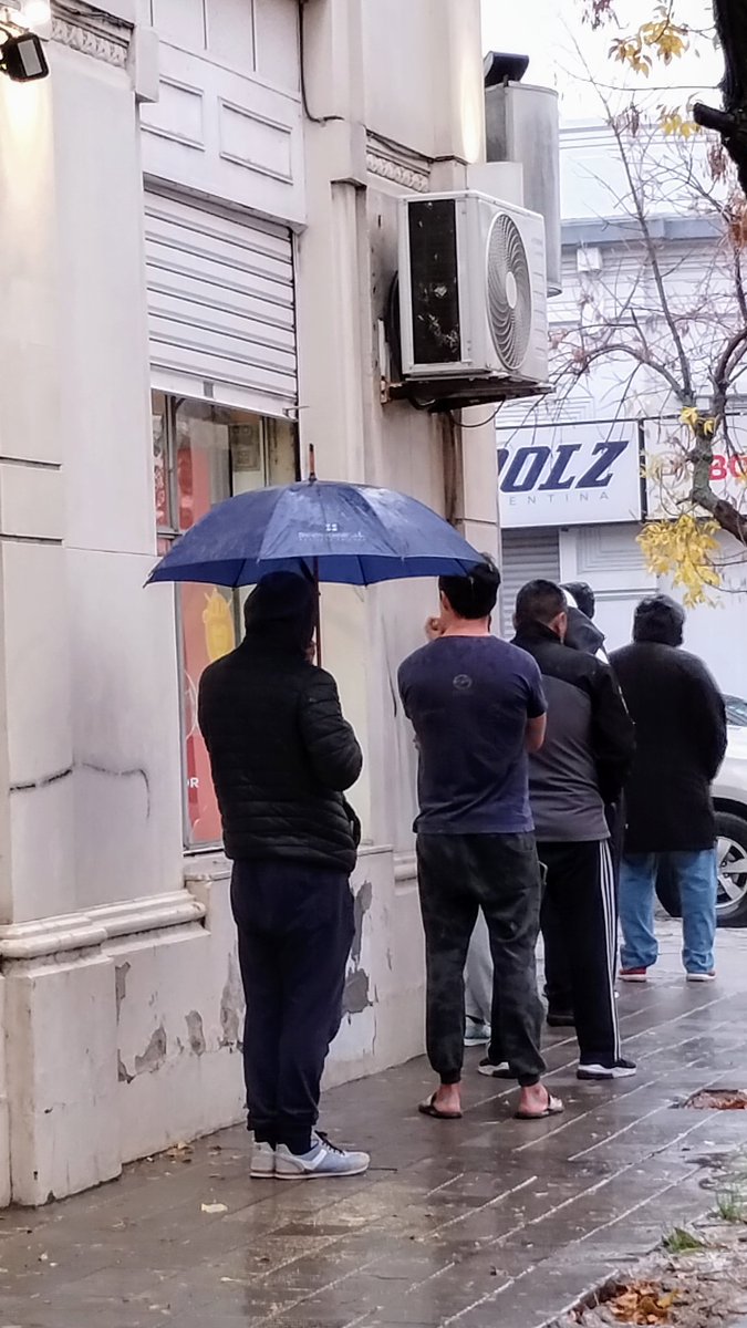 BrunoPalmieri's tweet photo. Llueve a cántaros en Bahía pero la gente haciendo cola para entrar a una rotisería porque venden torta fritas 🇦🇷 https://t.co/Z5dNqgDrrc