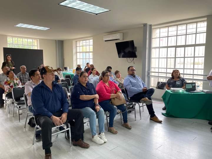 ✅️ Personal de la #SEFIRC a cargo de la secretaria Marisol Martínez González culminó la capacitación dirigida a #ServidoresPúblicos de los 38 municipios del Estado de Coahuila en el tema de #BlindajeElectoral.

@INECoahuila
@SEFIRC_COAH 
@GobDeCoahuila 
@manolojim