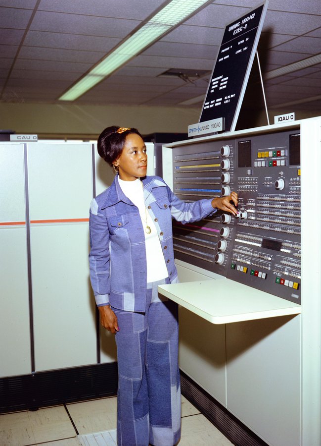 #TalDíaComoHoy nace Annie Easley, una de las 1ª mujeres afroamericanas en la NASA. Trabajó en tecnologías que derivaron en los vehículos híbridos. Su madre le dijo: «Puedes ser lo que quieras. No importa cómo te veas,cuál es tu talla o color.Pero tienes que trabajar» #WomenInSTEM