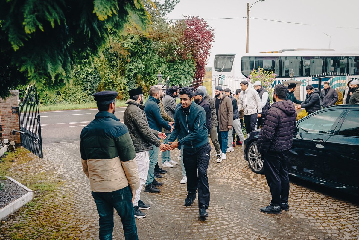 KhuddamDE's tweet photo. Die internationalen Beziehungen unserer Khuddam begrenzen sich nicht auf die Brüder in UK: In Hasselt wurden wir herzlich zu einem Zwischenstopp von der MKA Belgien eingeladen.

#Spiritualität #Gemeinschaftlich #Hasselt #MKAD #Studentenreise https://t.co/8De3WgbaKN