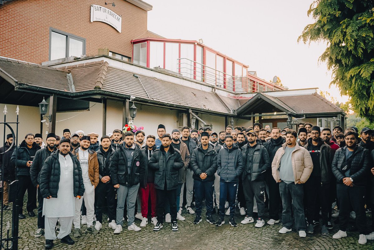 KhuddamDE's tweet photo. Die internationalen Beziehungen unserer Khuddam begrenzen sich nicht auf die Brüder in UK: In Hasselt wurden wir herzlich zu einem Zwischenstopp von der MKA Belgien eingeladen.

#Spiritualität #Gemeinschaftlich #Hasselt #MKAD #Studentenreise https://t.co/8De3WgbaKN
