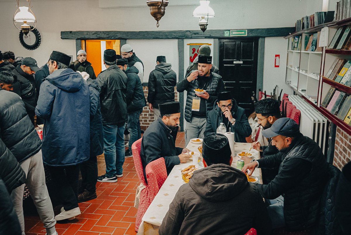 KhuddamDE's tweet photo. Die internationalen Beziehungen unserer Khuddam begrenzen sich nicht auf die Brüder in UK: In Hasselt wurden wir herzlich zu einem Zwischenstopp von der MKA Belgien eingeladen.

#Spiritualität #Gemeinschaftlich #Hasselt #MKAD #Studentenreise https://t.co/8De3WgbaKN