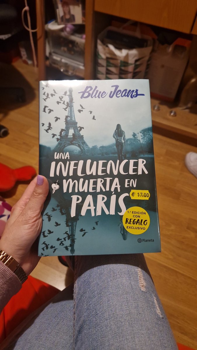 Que mis papis y mi hermano aparezcan con este regalo para mi...🥹 como me conocen!! @FranciscodPaula estoy deseando empezar a leerlo 💙 #UnaInfluencerMuertaEnParís