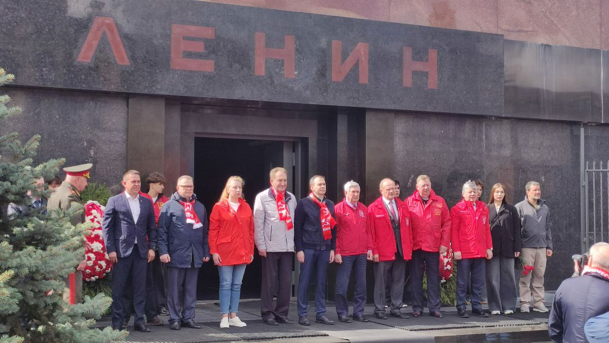 1917CCCP2's tweet photo. Moskva Kızıl Meydan'da bulunan Lenin mozolesine Komünistler Lenin'in 154.yaşını kutlamak için karanfil ve çicekler götürdü.!
"Kapitalizm bütün dünyada zafer kazanmıştır,ne var ki bu zafer işçilerin sermaye üzerindeki zaferinin sadece ön basamağıdır..."
#Lenin154 #Lenin154Yasında https://t.co/8BmslRm5gu