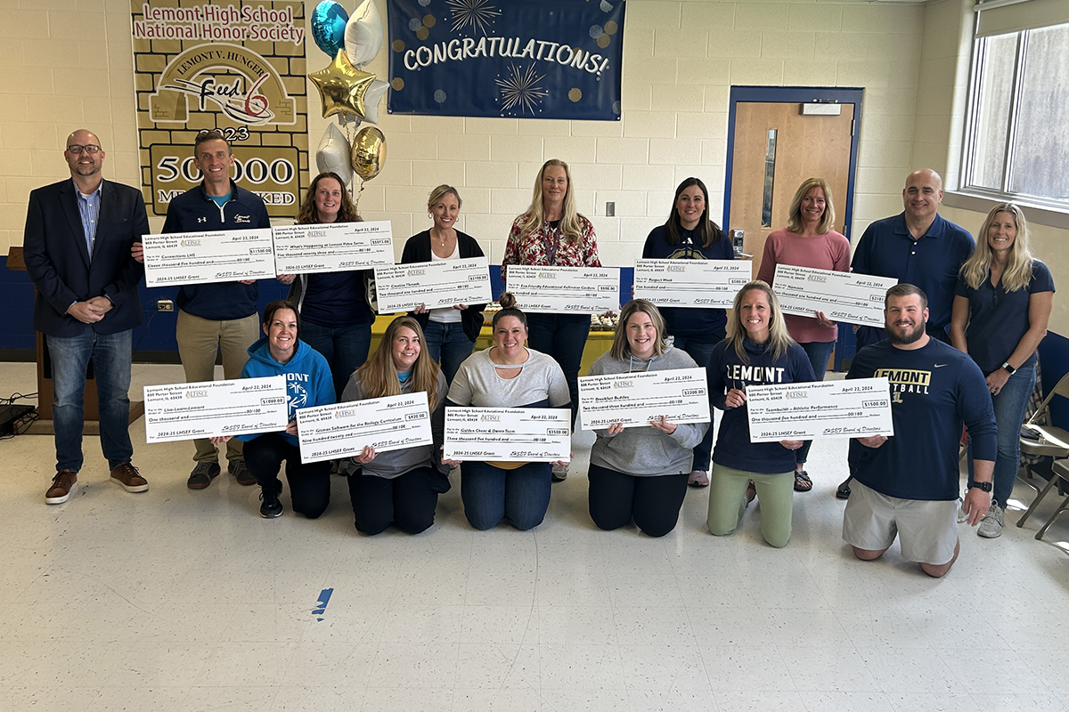 The Lemont High School Educational Foundation stopped by today to award nearly $31,000 to fund 11 grants during the 2024-25 school year! Thanks to the LHSEF for its generosity for @Lemont_HS students and staff! Read more/photo gallery: lhs210.net/about-us/news-… #WeAreLemont