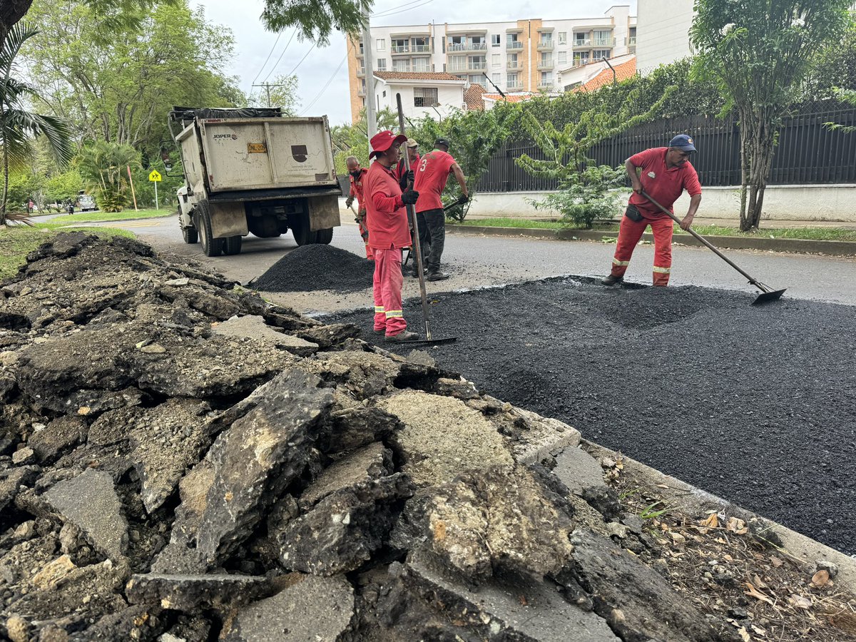 Barrio El Ingenio, llegamos a recuperar tus vías.👷‍♀️👷 Este lunes restauramos la malla vial en la carrera 83 entre calles 13 y 14, gracias a un trabajo articulado con nuestro grupo operativo.💪🚧 ¡Cali, te estamos recuperando! 🚜🫶