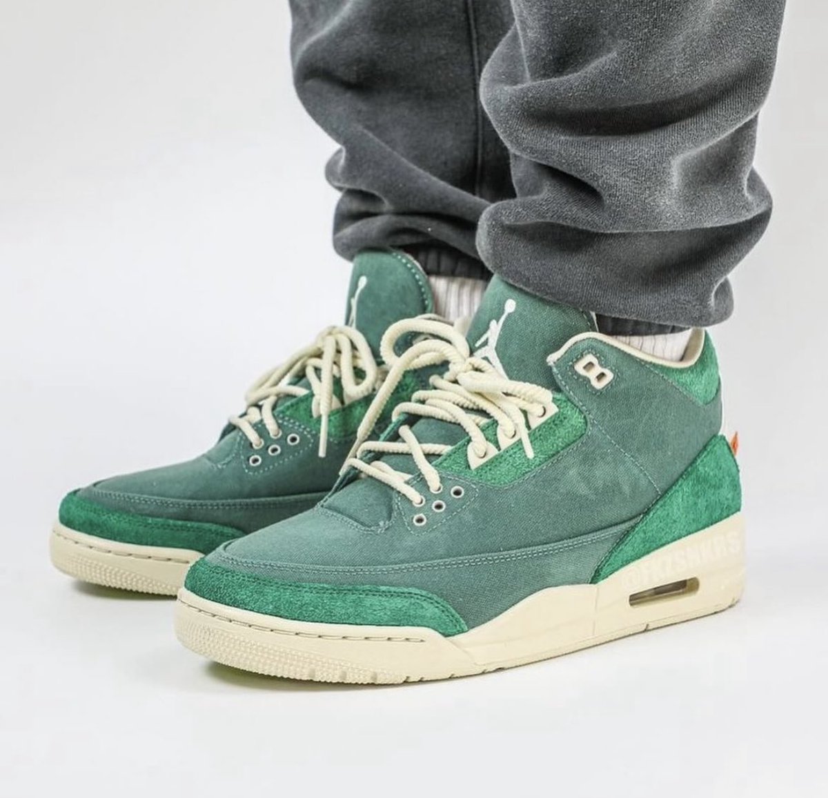 mmdsneaks's tweet photo. Air Jordan 3 x Nina cChanel dropping in July‼️
#airjordan3 #aj3 #retro3 #sneaker #sneakers #nikeair #nike #sneakerhead #jordan #sneakerheads #kicks #kotd #swooshhead23 #mj23 #sneakers #jordan3 #airjordan #nikeog #teamcrep https://t.co/SYSP9JcFeW