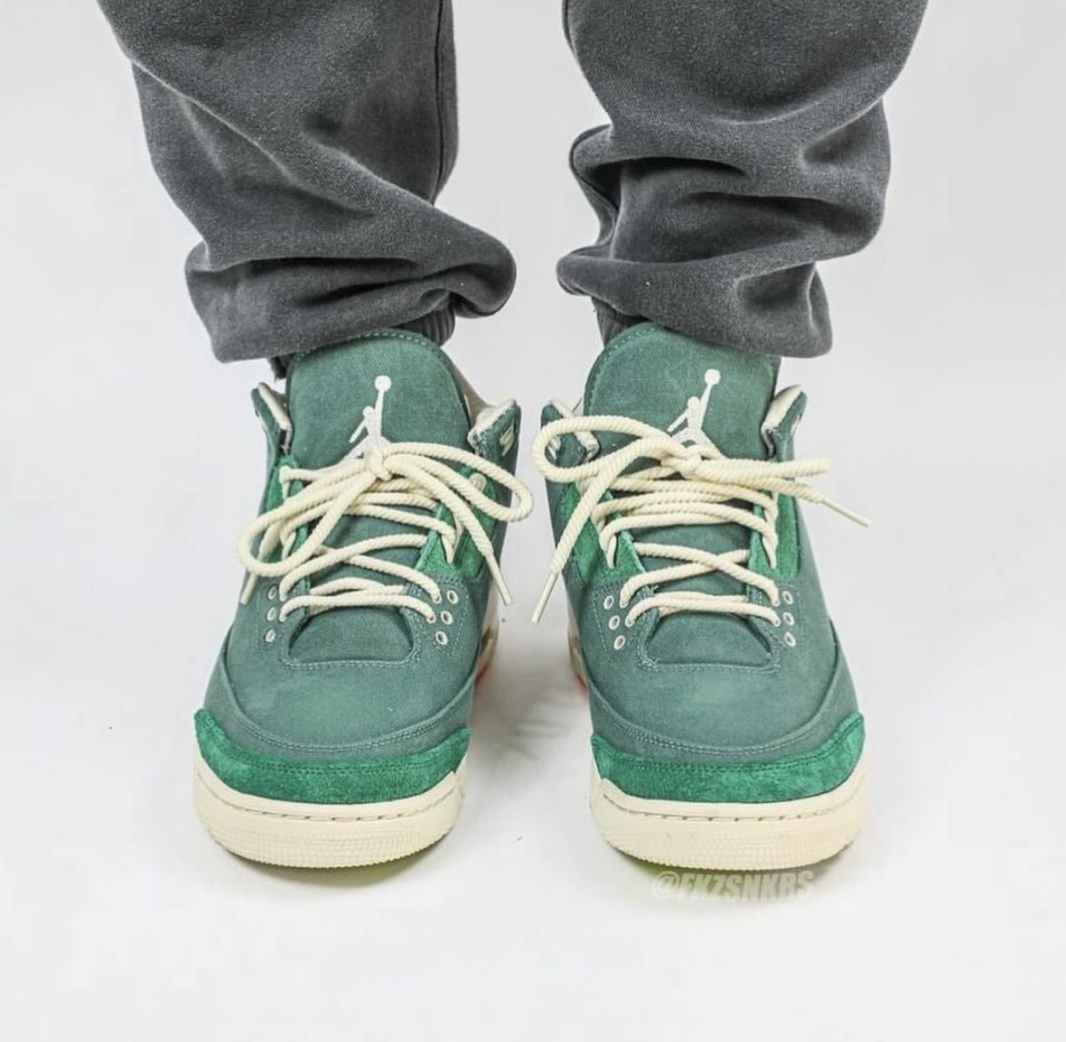 mmdsneaks's tweet photo. Air Jordan 3 x Nina cChanel dropping in July‼️
#airjordan3 #aj3 #retro3 #sneaker #sneakers #nikeair #nike #sneakerhead #jordan #sneakerheads #kicks #kotd #swooshhead23 #mj23 #sneakers #jordan3 #airjordan #nikeog #teamcrep https://t.co/SYSP9JcFeW