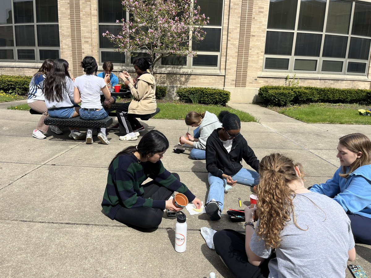 JAworldlang's tweet photo. Our Spanish Club &amp; Spanish Honor Society kids painted pots today for earth day and then donated a planting kit to Boys &amp; Girls Club 🌎🌺 https://t.co/FVjSeTaLA4