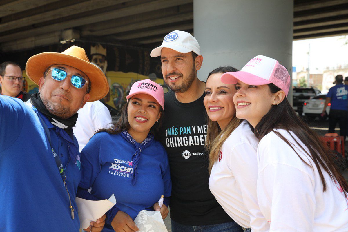MarkoCortes's tweet photo. En Zapopan se siente el ánimo en las calles de que al fin viene un cambio para la ciudad y para México. No descansaremos hasta pintar de azul todo el país🤞🏼🔵

¡Vamos con nuestro próximo senador @PacoRamirezAcu y diputados federales @omarborboab y @Adybuenrostro! https://t.co/4HMR4DnMZ4