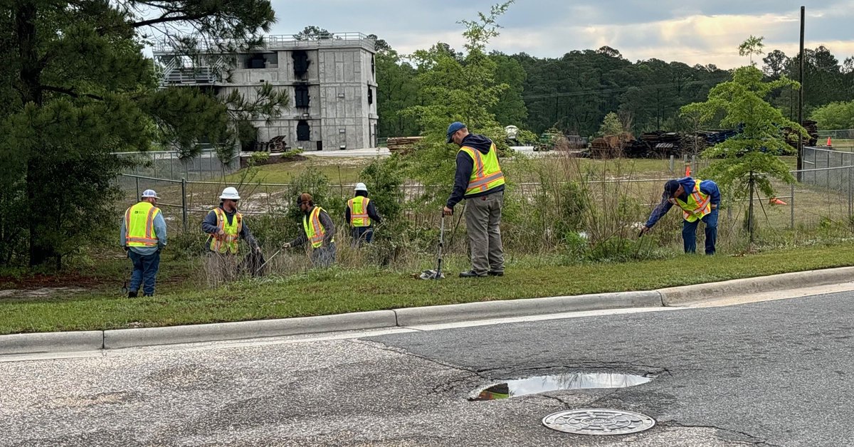 In celebration of #EarthDay, a group of Piedmont Natural Gas employees came together to embrace Mother Nature, planting flowers and trees and cleaning up roadsides. 🌎 🌱 Thank you for all your hard work! #WeArePNG