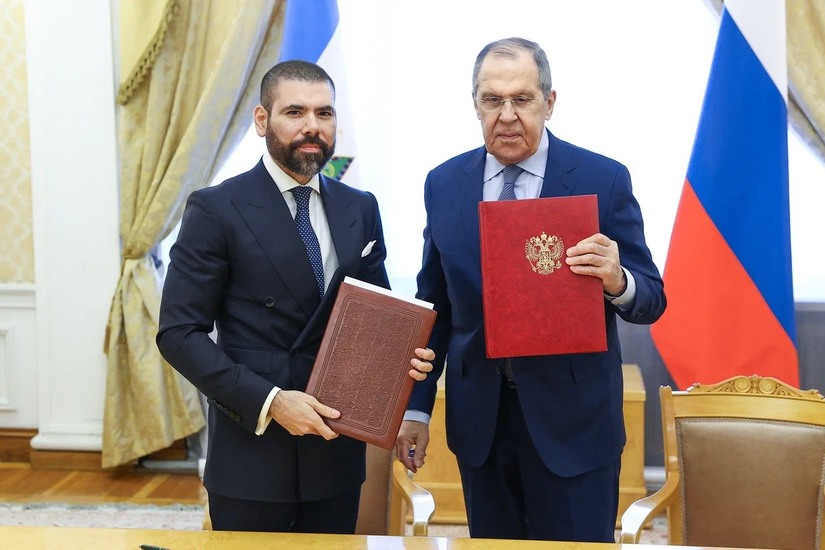 🌐 #Rusia y #Nicaragua firman una declaración conjunta para enfrentar las sanciones unilaterales. ¡Un paso adelante en la cooperación estratégica y la defensa de la soberanía nacional! #DerechoInternacional #Soberanía #CooperaciónBilateral #4519LaPatriaLaRevolución