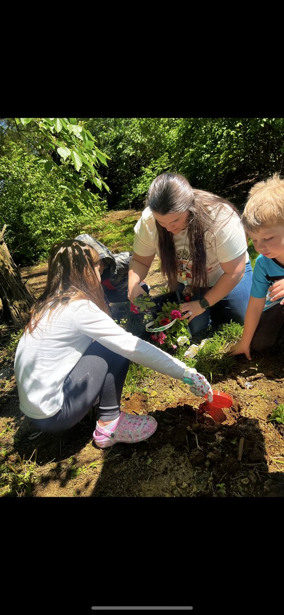 mathews_edvent's tweet photo. Happy Earth Day! 🌎 We planted flowers in our Elda Nature Center with @MrsMartinSmiles buddies! 💙 #earthday #SaveOurPlanet #RossRams https://t.co/nSCh1tLB3i