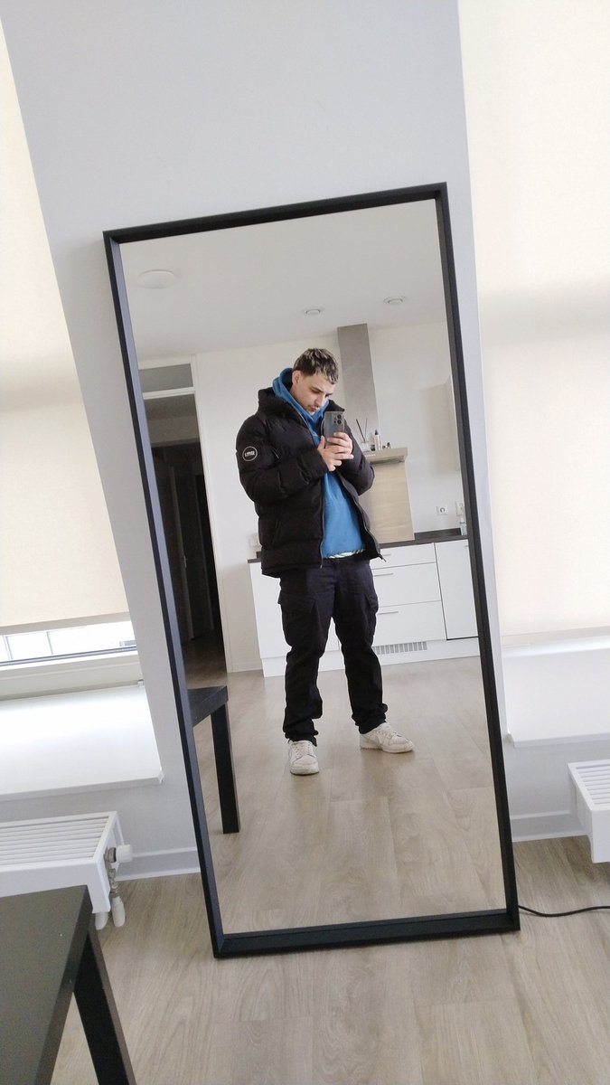 Str3akVal's tweet image. Ir al fondo en el metro es como sentarte en el fondo de clase.
Pd: Saludos desde Amsterdam