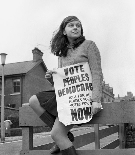 #OTD April 22, 1969, 21-year-old Bernadette Devlin, newly elected #MidUlster MP, gave her maiden speech in #BritishParliament. @RTC's John Bowman called Devlin “the most extraordinary politician of the year.” @IrishEcho @newbelfast @UlsterMuseum irishboston.blogspot.com/2024/04/bernad…