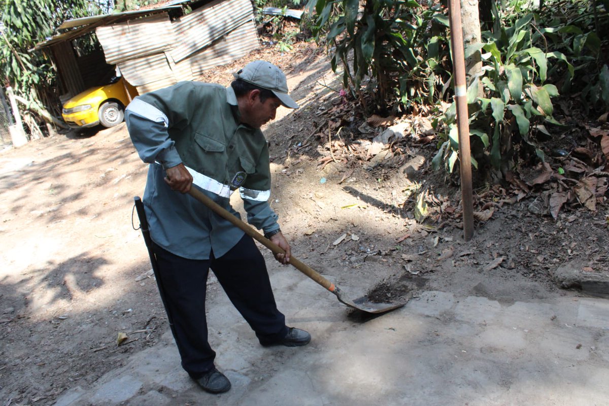 Alejandr0Nochez's tweet photo. 📍 #Ayutuxtepeque
Este día realizando trabajos de limpieza y chapoda en el Pasaje Santos en el Cantón Zapote Abajo, pedimos a todos la colaboración para que tengamos un municipio limpio.
TU BIENESTAR ES MI PRIORIDAD.
Alejandro Nóchez
"Cerca de la Gente". https://t.co/ZZdBJZVkv7