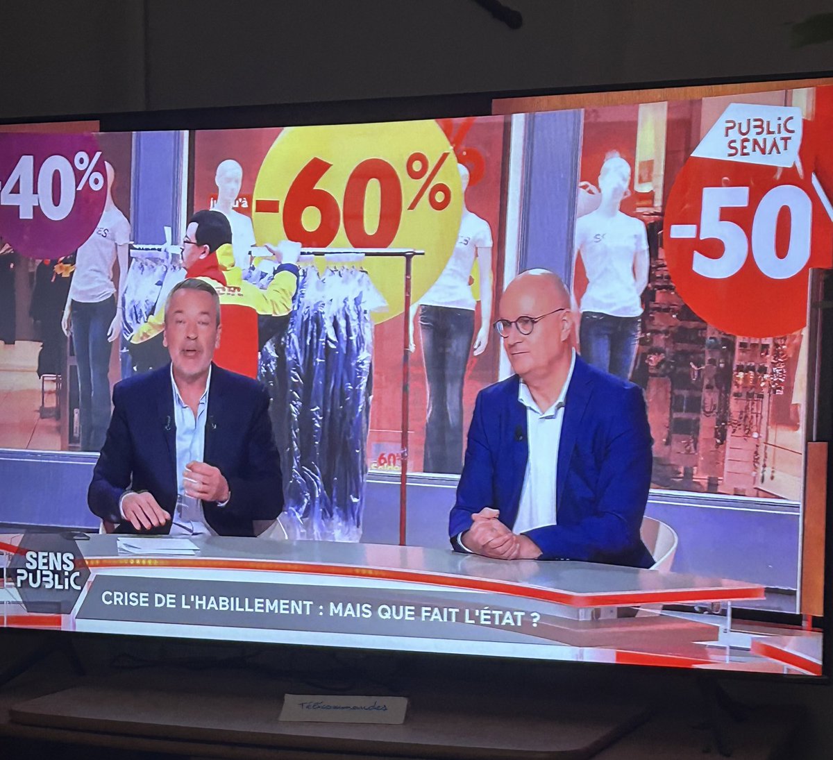 Paris1F's tweet photo. Très intéressante l’émission @SensPublic sur la crise de l’habillement sur @publicsenat https://t.co/mr78GGgoMv