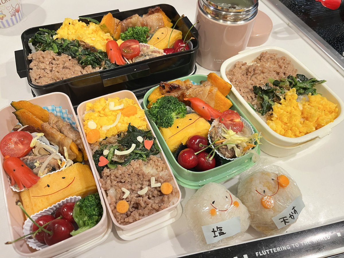 おはようございます #今日のお弁当 #高校と息子と旦那弁当 #お弁当記録 かぼちゃ肉巻き さばサラダ 玉子焼き ウインナー さくらんぼ🍒 ３色丼 おにぎり(塩、天かす) 4/23(火) 今日はお天気悪いなぁ☁️ お弁当は3色丼にしたよ*.(*´͈ ˘ `͈*).* でんぶ入れるか迷ったけど入れなかった(´・ω・｀)