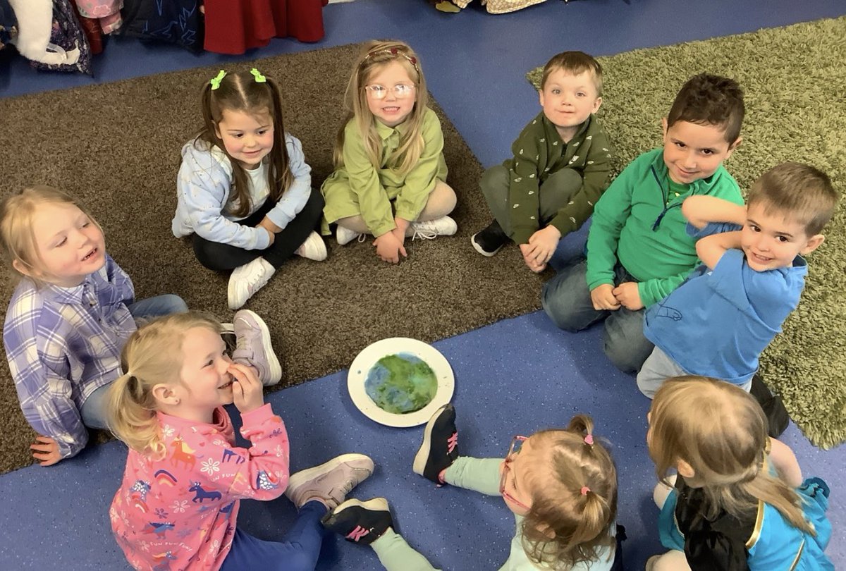 Science fun on #WorldEarthDay2024 and wearing blue and green to school to encourage us to think about ways in which we can help look after our  world. 🌎 #ethicalinformedcitizens #CGIECO #CGIHUM #CGISCI #CGIMATHS #CGILLC #CGIHWB #CGIEXARTS Ardderchog! 👏🏻👏🏻🌎