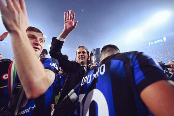 snajaths's tweet photo. In 3 seasons:
3x Italian Supercups 
🏆🇮🇹🏆🇮🇹🏆🇮🇹
2x Coppa Italia 
🏆🇮🇹🏆🇮🇹
1x SCUDETTO 
🏆🇮🇹

 ❌Despite losing Lukaku, Hakimi, Eriksen, Onana, Brozovic, Perisic, Dzeko, etc.
❌Despite minimal re-investment 
❌Despite rivals spending €100M+ 

THANK YOU SIMONE 💙🌟🌟 https://t.co/Mjqsn7LqX1