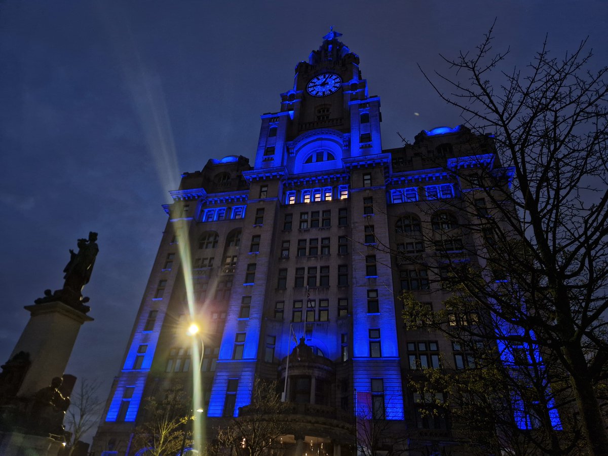 It’s Be Water Aware Week🏊 Thank you to the @royalliver1911 and @PortOfLivBuild for lighting up blue to mark the start of the campaign🛟 In 2022, 266 lives were lost to accidental drowning in the UK. Learn more about water safety here: merseyfire.gov.uk/safety-advice/… @NFCC_FireChiefs