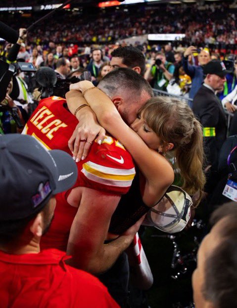 loverkelce tweet picture