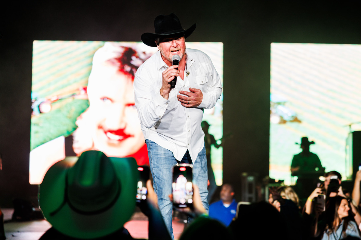 tracy_lawrence's tweet photo. How have y'all been liking the #Difftape? Kind of crazy to hear @laineywilson and I next to my friend @JoeDiffieOnline. Makes me smile. Y'all turn it up loud today! #HixtapeVol3 https://t.co/8ZVsWjQGLW