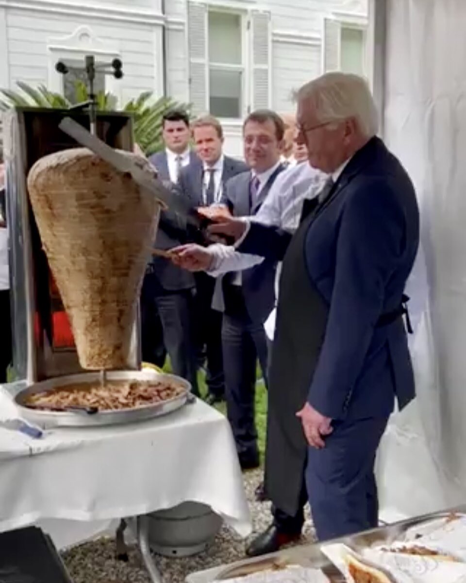 Einer der Minister ist Türke.
Einer der besten Regisseure ist ein Türke.
Kapitän der deutschen Nationalmannschaft ist ein Türke.
Erfinder des Impfstoffs gegen COVID sind Türken.
Es gibt Herzchirurgen, Professoren, Autoren…

Steinmeier fällt aber #Döner ein!