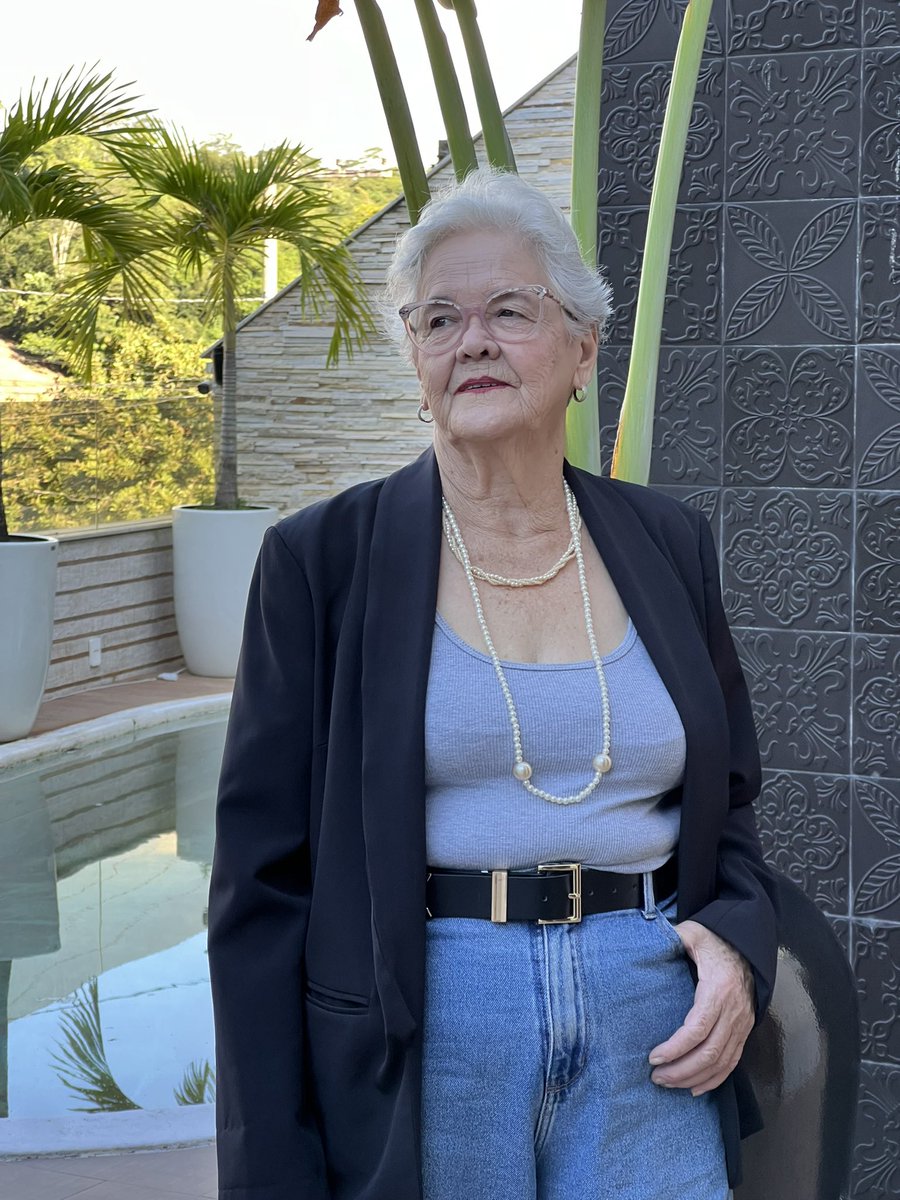 gizellybicalho's tweet photo. Boa tarde meus furações!! Aos 80 anos minha vó começou uma nova profissão e você tá teclando que tá velha demais pra fazer algo novo? https://t.co/ovW89t0Ryq