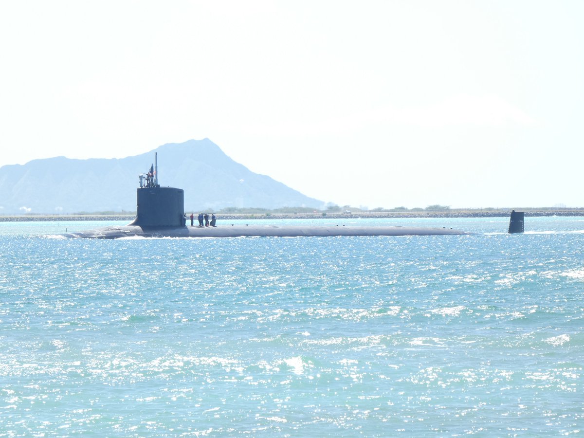 Virginia-class nuclear-powered attack submarine coming into Pearl Harbor - April 22, 2024 SRC: TW-@ES12071207