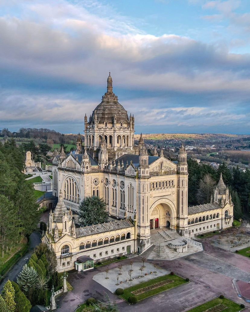 Basilica of Sainte-Thérèse Lisieux, France 🇫🇷 📸: Stephane Goetz