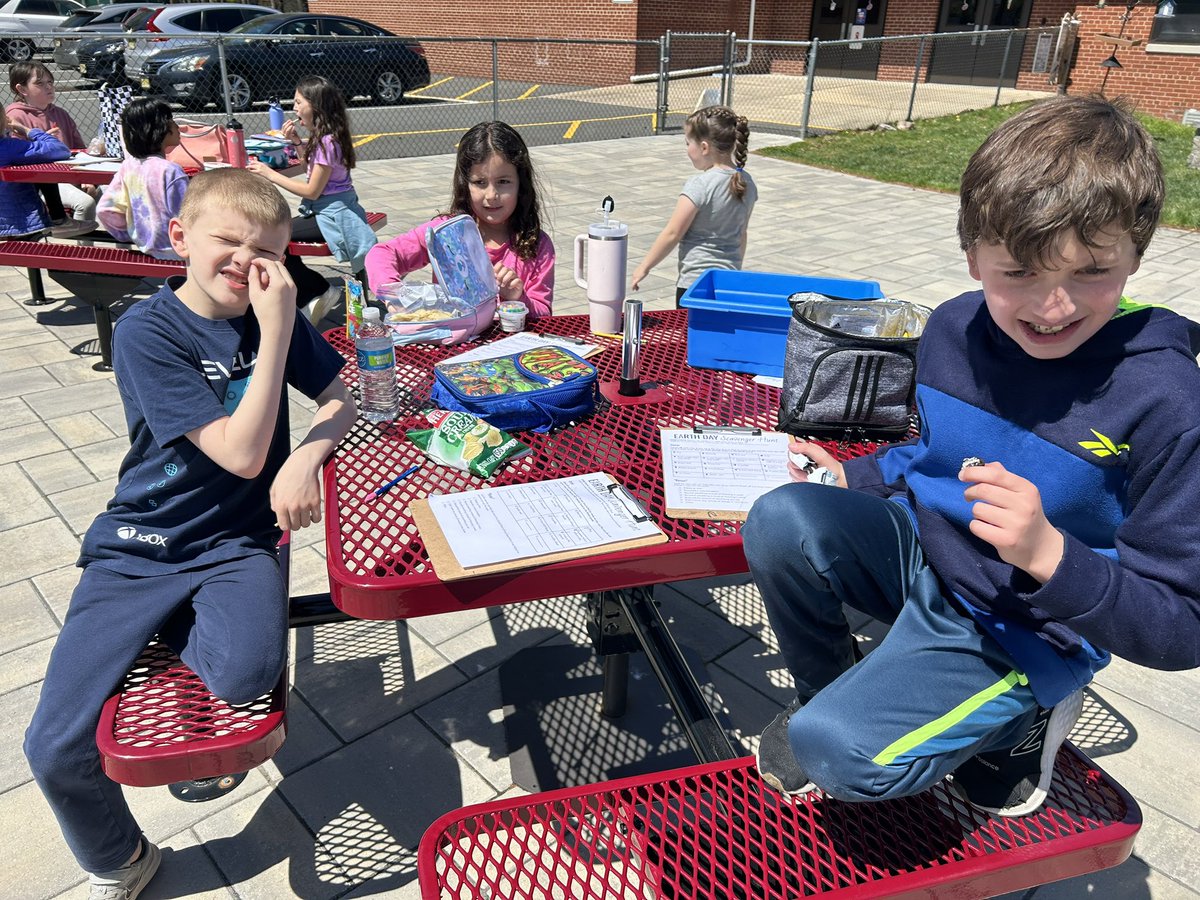 Celebrated Earth Day with an outdoor scavenger hunt before snack!🌎☀️🌳♻️ @mrsroadrunners