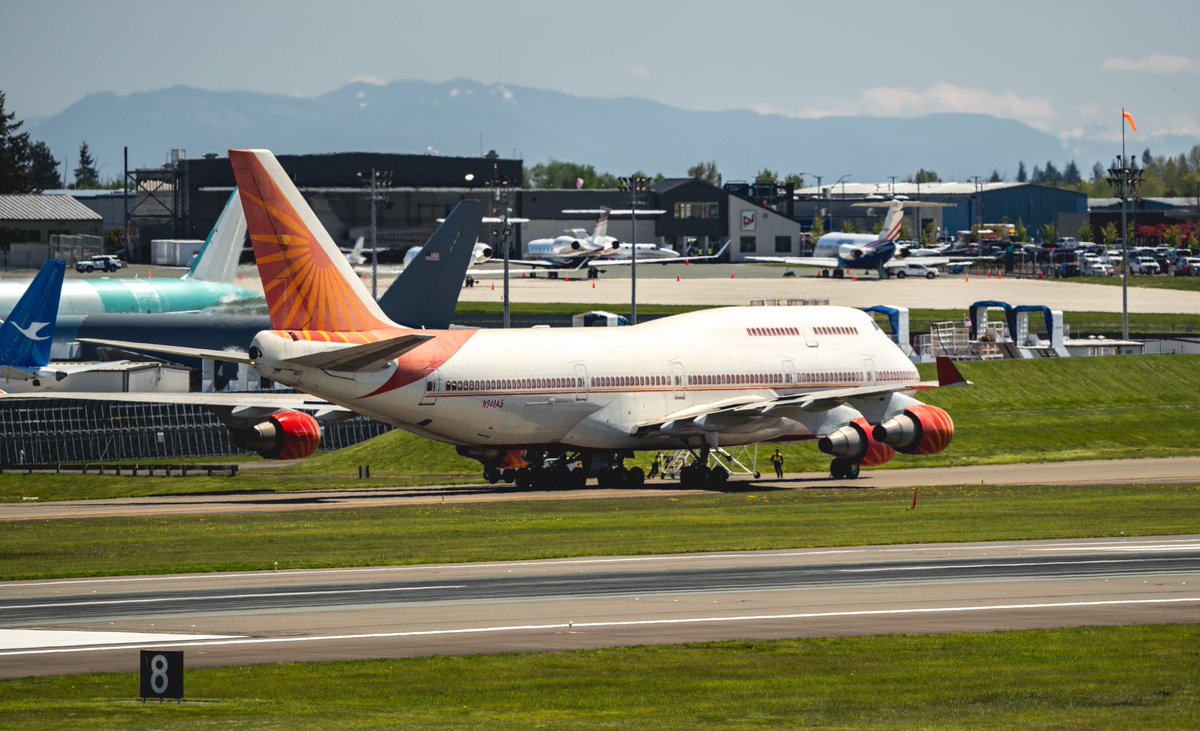 lucked out- got to catch the <a href="/Nomadic_OMD/">Nomadic Aviation Group 🇺🇸</a> tech stop with the queen at Paine Field this afternoon