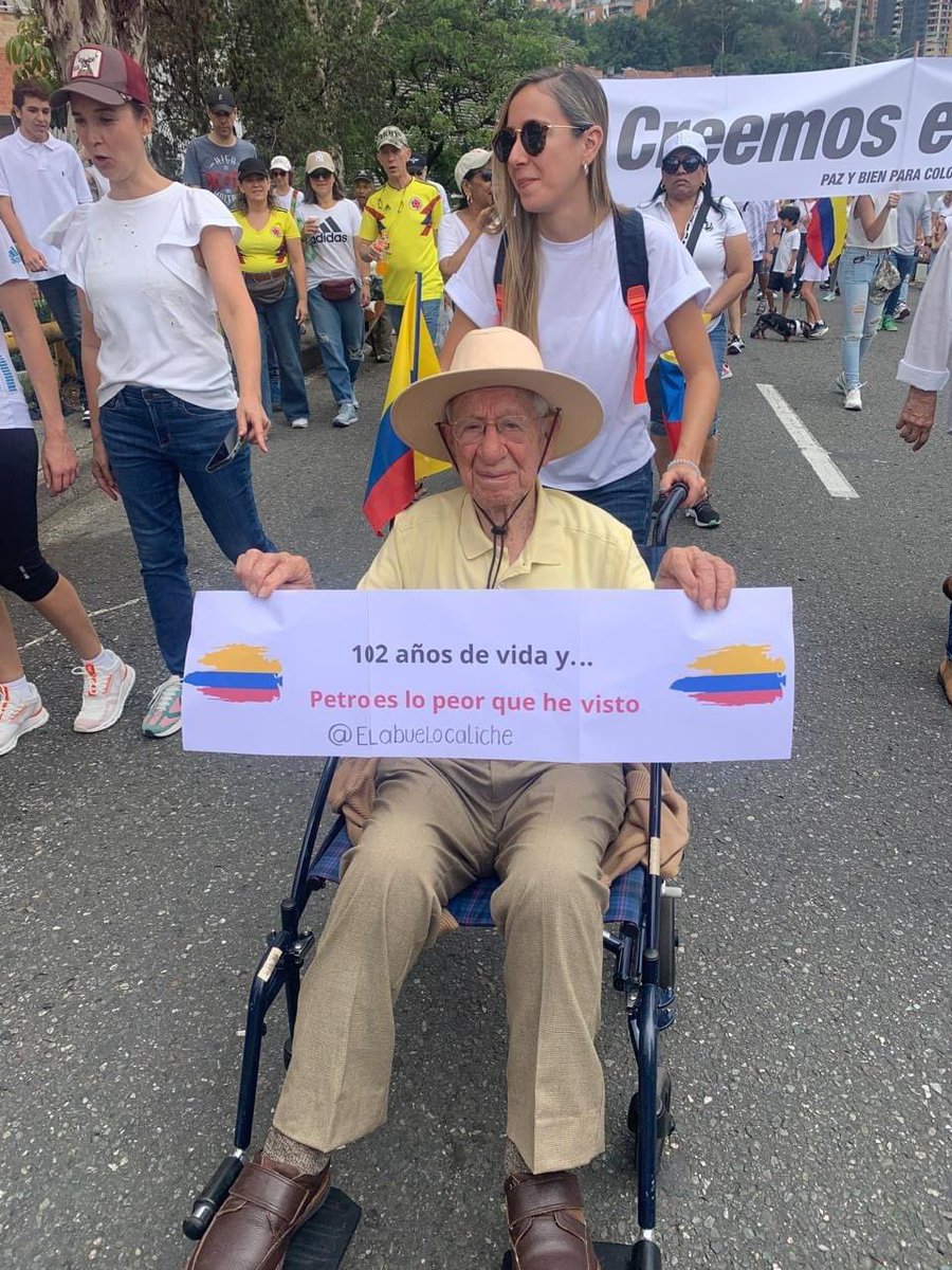 Este señor que a propósito lo felicito por su longevidad, sigue con la fe intacta de defender a Colombia de hampones como Gustavo Petro. 102 años para ver el peor gobierno de la historia de este país. 
#NoMasPetro #Marcha21Abril