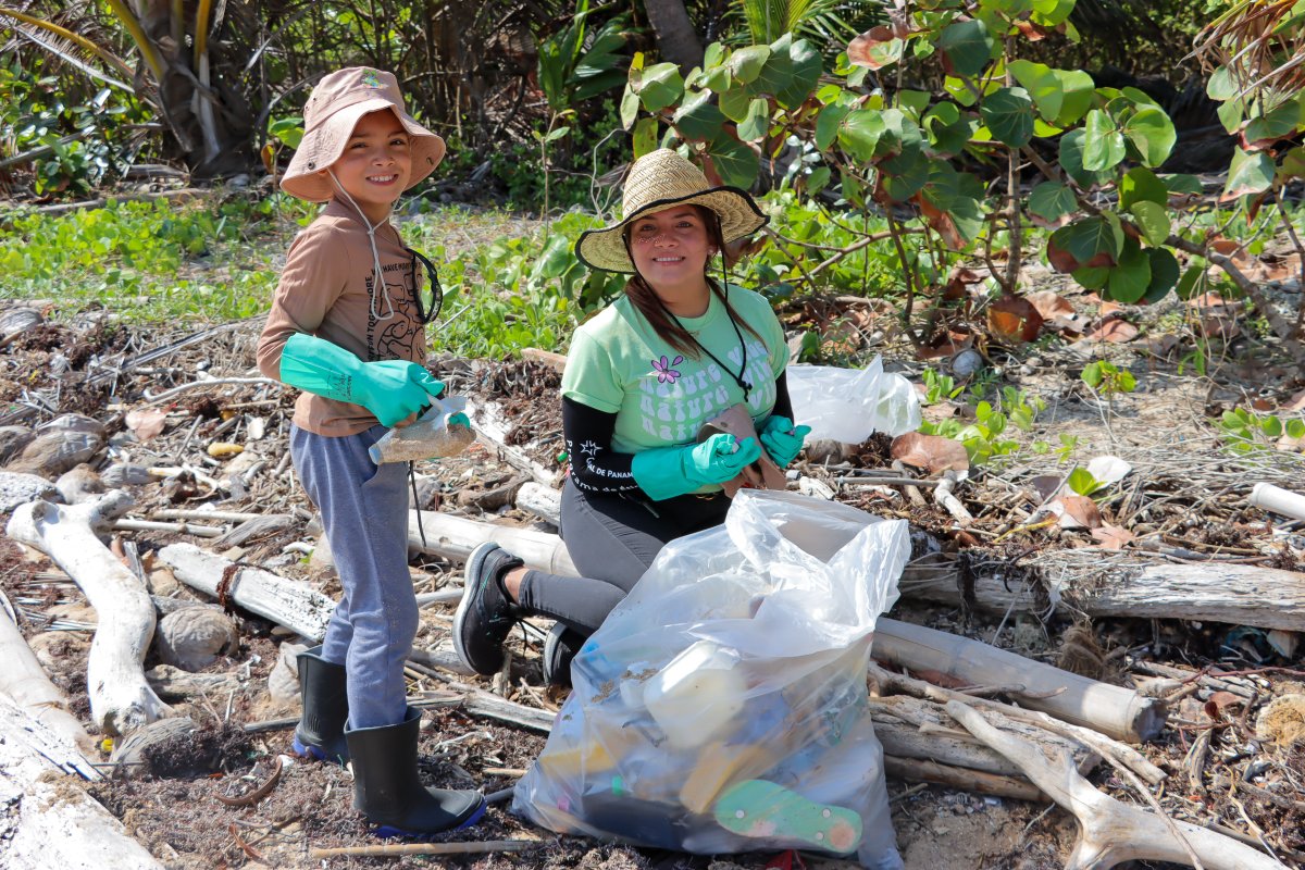 SSAMarineMIT's tweet photo. ¡Unidos por la Tierra! En conmemoración del Día de la Tierra, este fin de semana organizamos una jornada de limpieza de playa de La Costanera - Punta Galeta.
Gracias a nuestros increíbles voluntarios, logramos retirar kilos de desechos. 
#MITPanama #EarthDay #DiadeLaTierra https://t.co/wBZPNbmHPT