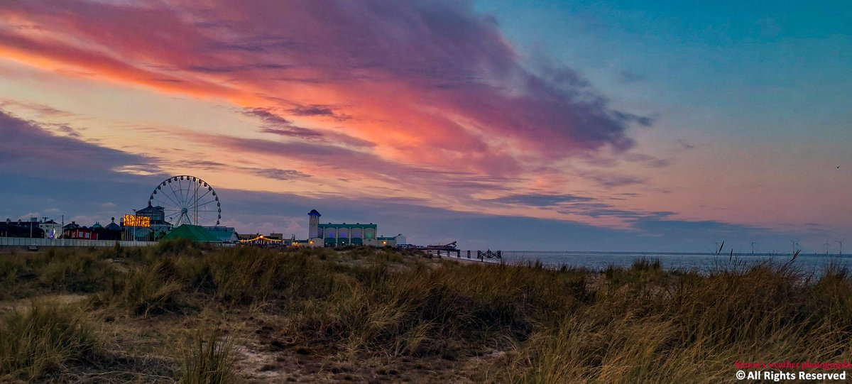 Tonight's sunset/moonrise in Great Yarmouth @StormchaserUKEU @carlharlott @danholley_ @stormbell @Lowweather @PhotographyWx @bbcweather @BBCWthrWatchers @itvweather @metoffice @ChrisPage90 @WeatherAisling #loveukweather✅ @liamdutton @GavinPartridge @BBCLookEast @itvanglia