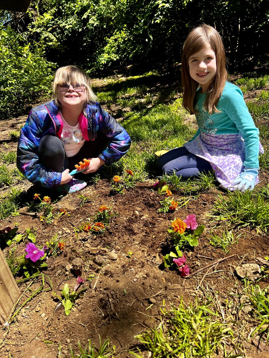 MrsMartinSmiles's tweet photo. Sprucing up the Elda Nature Center! 🌱🌳🌷🌼🌎 #EarthDay #EldaExcellence @EldaPrincipal @mathews_edvent https://t.co/bY3gvZjnqB