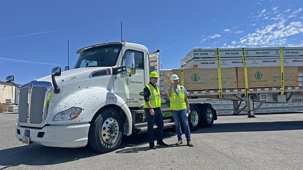 KenworthTruckCo's tweet photo. Happy Earth Day from Kenworth! The Kenworth Zero Emissions Team is proud to turn over the keys of a battery-electric Kenworth T680E to Boise Cascade today! https://t.co/yfljTla1Lx
#DrivingtoZeroEmissions #T680E #BatteryElectric #Kenworth #BoiseCascade #EarthDay https://t.co/rfGbPCSORQ