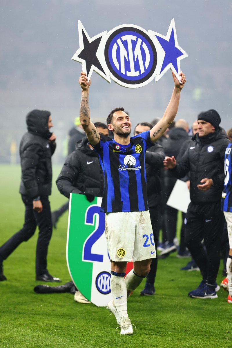 SerieA's tweet photo. 🏆🇮🇹 @hakanc10 CAMPIONE! 🤩

#INTERGALACTIC ⭐️⭐️ https://t.co/X34wg6R8Uy