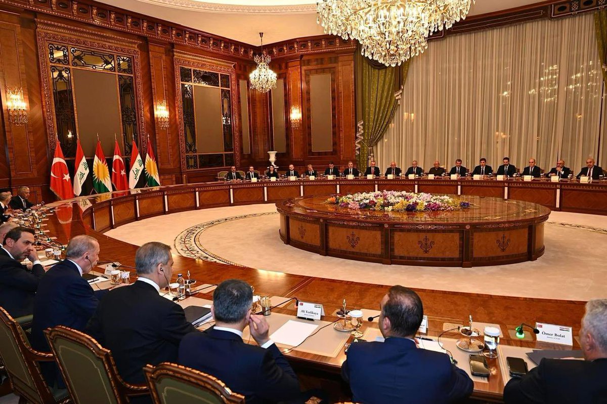 In a meeting of @IKRPresident, PM @masrourbarzani, DPM @qubadjt, KRG ministers and senior officials with Turkish President @RTErdogan and a high-level accompanying delegation, discussed regional situation and emphasized enhancing bilateral ties and cooperation across all levels.