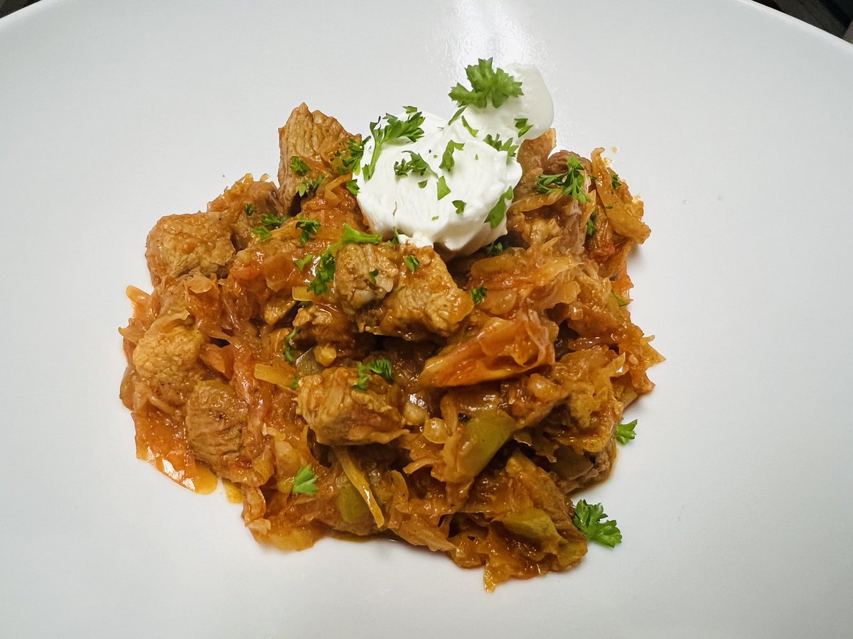 Székelykáposzta! 🇭🇺 I’ve been craving this Hungarian pork and sauerkraut dish for a while now. I just finished slow cooking it on top of the stove. Topped it off with a spoonful of sour cream and fresh parsley. 🍽️😋