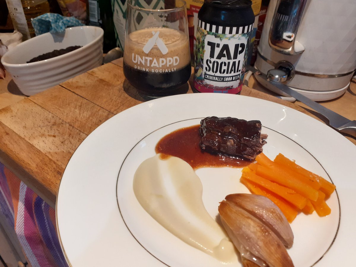Cornercotcook's tweet image. Braised Lamb neck fillet served with puree of cauliflower, baton carrots and roasted shallots; matched with Inside Out from @tapsocialbrew full write up and recipe on cornercottagekitchen.blogspot.com