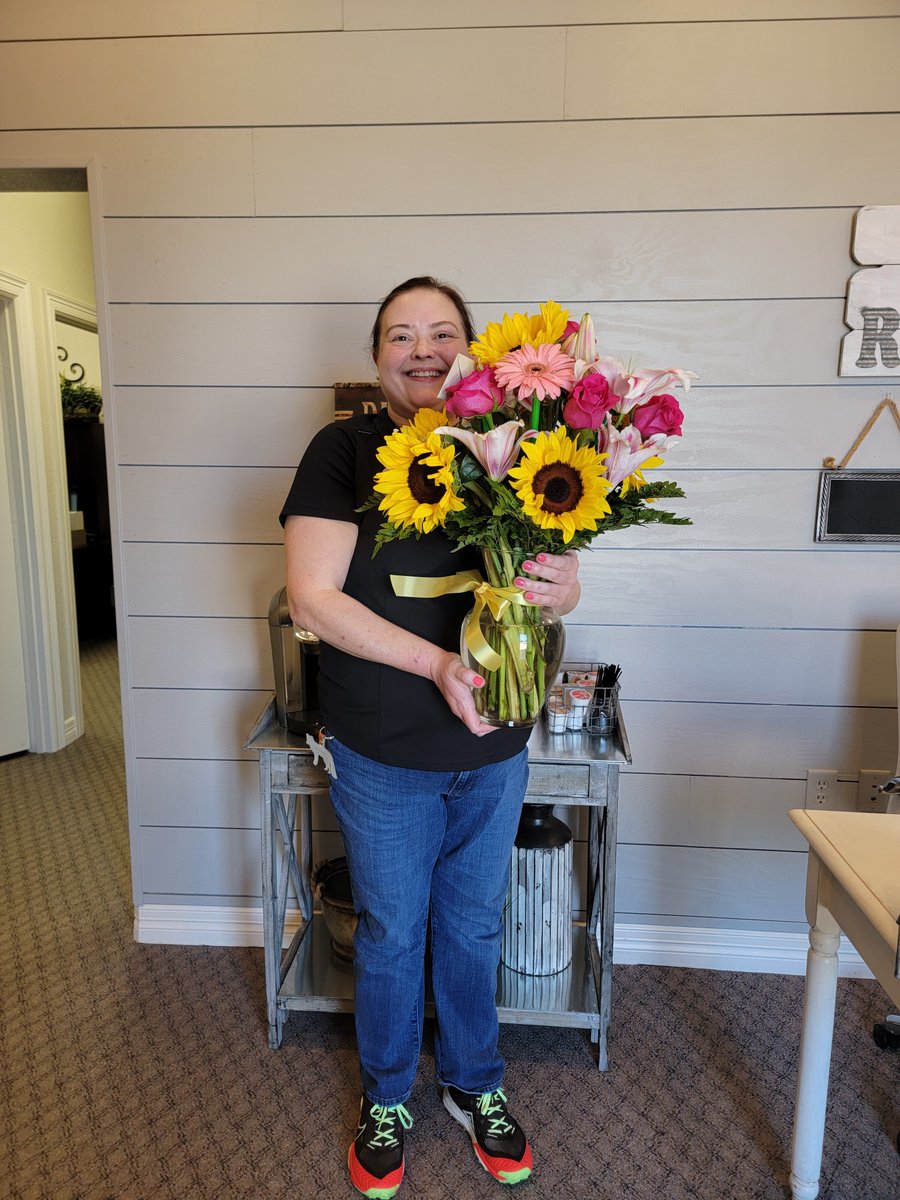 🎉🎉 Happy 9 year workiversary to our incredible, #1 title gal, Lizzie! 🎉🎉

Lizzie, we are beyond grateful for everything you bring to our team. Your dedication and positive attitude are unmatched. We can't imagine where we would be without you!
#Workiversary #TeamAppreciation