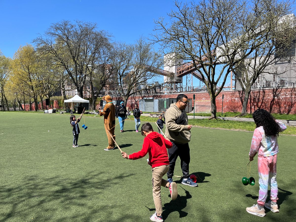 Today I celebrated #EarthDay at the #RenewableRavenswood #PicnicInThePark hosted by @RiseLight, @vbgcq, @Riis_Settlement, and @UrbanUpboundNY. This move toward a more Renewable Ravenswood will have far-reaching impacts by creating cleaner air, green union jobs,